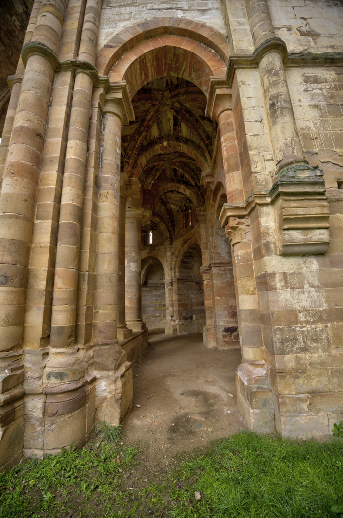 Entrada del lado sur al deambulatorio de la iglesia del monasterio de Moreruela